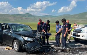 Minibüs ile otomobil çarpıştı: 7 yaralı