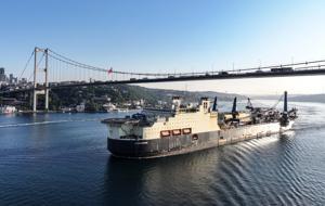 Boğaz'dan bir dev geçti! O anlar havadan görüntülendi