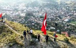 1600 rakımlı zirvede bayrağa saygı!