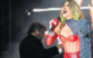 Hande Yener sıcak havaya rağmen kürkle sahneye çıktı!