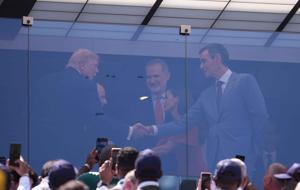 Söz uçar, kupa kalır: Trump ve Sanchez'den sürpriz kare!