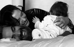 Neslihan Atagül ve Kadir Doğulu’dan Oğulları Aziz'le Mutlu Aile Pozu! Yine Aynı Şeyi Yaptılar... Dikkat Çeken Detay