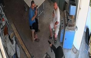 Adana'da motosikletli saldırgan dehşet saçtı! Taburede otururken kurşun yağmuruna tutuldu