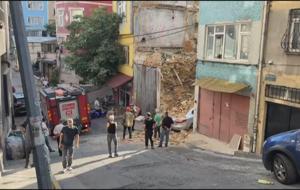 Beyoğlu'nda 2 katlı metruk bina çöktü