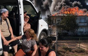 Yıllardır verdikleri emek kül oldu! Evlerinin yanışını ağlayarak izlediler
