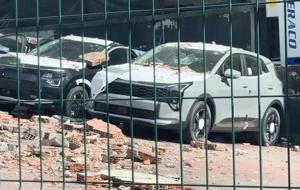 Otomobil bayisinde büyük şok: Üzerine duvar çöken sıfır araçlarda 30 milyon liralık hasar!