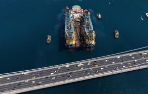 Dev vinç gemisi İstanbul Boğazı'ndan geçti