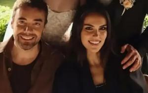Teknede aşk dolu kutlama! Murat Dalkılıç ile Özgü Kaya’nın tişörtlerindeki mesaj şaşırttı