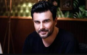 Gökhan Tepe’den 30. Yıl Konserinde Annesine Duygusal Sözler: “Sen Olmasan Bugünleri Göremezdim”
