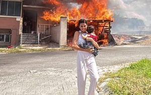Alevler binanın garajını sardı, kardeşini kucağına alıp dışarı kaçtı