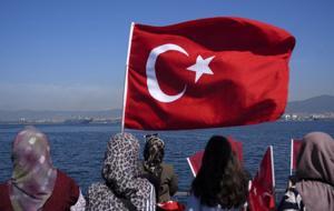 İzmit Körfezi'nde nefes kesen geçiş!