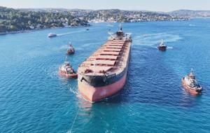 Rusya'da saldırıya uğrayan gemi İstanbul Boğazı'ndan geçti