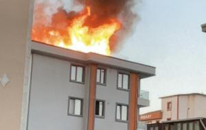 Ümraniye'de 5 katlı binada korkutan yangın