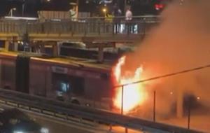 Seyir halindeki metrobüs alev alev yandı