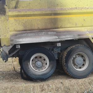 Hafriyat kamyonunun lastiği alev aldı
