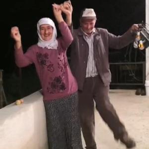 İlk kez elektriğe kavuşan çift, sevincini horonla kutladı