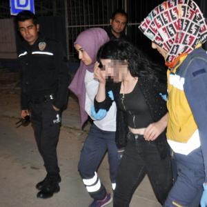 Barışma teklifini reddeden eski sevgilisini dövüp, otomobilden attı