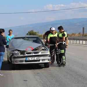 Tosyada otomobil refüje çarptı: 1 yaralı