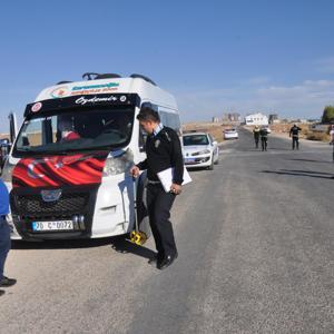 Öğrenci servisiyle otomobil çarpıştı: 3 yaralı