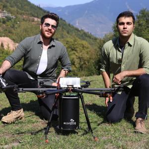 Geliştirdikleri Ecodrone ile ormana tohum ekiyorlar