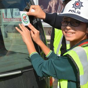Öğrenciler sürücüleri sticker ile uyardı