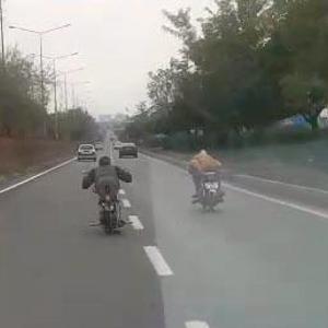 Liseli gençlerin motosikletle tehlikeli gösterisine para cezası