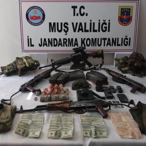 Öldürülen 5 PKKlı teröriste ait silah ve mühimmat ele geçirildi