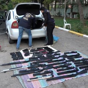 Polisin durdurduğu otomobilden cephanelik çıktı