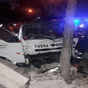Kamyonet mezarlık duvarına çarptı: 3’ü çocuk, 6 yaralı