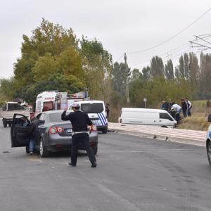 Bozüyükte otomobille çarpışan minibüsün sürücüsü yaralandı