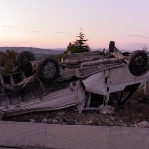 İçki yüklü TIR, kamyonete çarptı: 2 yaralı