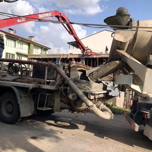 Beton pompası borusunun çarptığı işçinin ayaklarında kırık