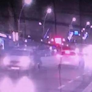 Cezaevi firarisi, kaçtığı aracın camından kafasını sokan polisi 100 metre sürükledi