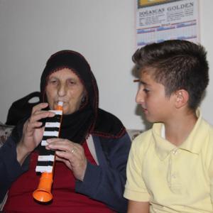Müşkünaz nine, torununa melodika çalmayı öğretiyor