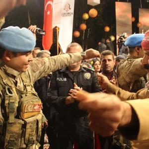 Çukurcalılar asker ve polisle halay çekti