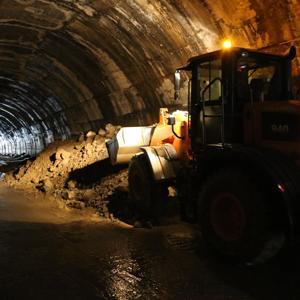 Tuncelide selin taşıdığı taş ve toprak yolları kapattı