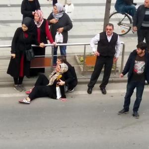 Yolun karşısına geçerken otomobil çarptı