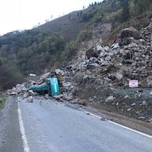 Taş ocağında heyelan; yol kapandı, iş makinesi kayaların altında kaldı