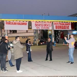 Davayı kazandı, davul zurna ile akaryakıt istasyonunu açtı