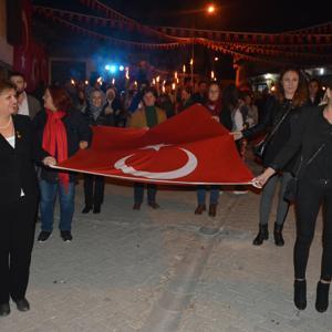 Köylülerden fener alayı korteji