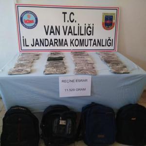 Kaçakların çantasından 11,5 kilo esrar çıktı