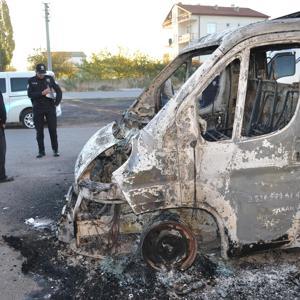 İşe gitmek için evden çıktı, aracının yandığını gördü