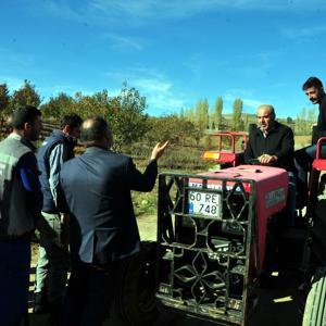 Köylüler, tartışmalı yolu taşlarla ulaşıma kapattı