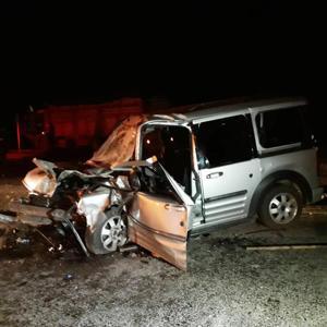 Hafif ticari araç kamyona çarptı: Baba öldü, eşi ve çocukları yaralandı
