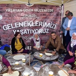 AK Partili Yağcı, kadınlarla birlikte yufka açtı