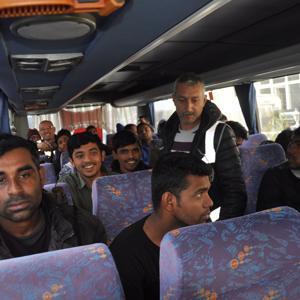 Polisin kovalamacada durdurduğu minibüsten 24 kaçak çıktı