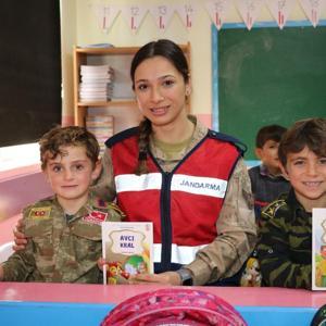 Jandarma çocuklara kitap hediye etti