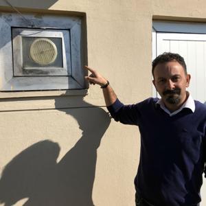 Pencereden giren çocuklar bahşiş kutusundaki parayı çaldı