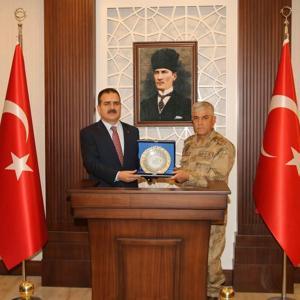 Jandarma Genel Komutanı Orgeneral Çetin, Hakkari Valisi Akbıyıkı ziyaret etti