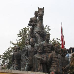 Atayı anarken gözleri doldu